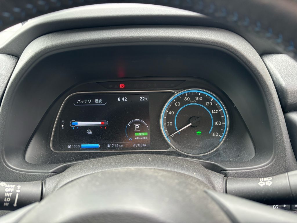 Dash of the Nissan Leaf indicating a very high battery temperature, reaching the red range of the gauge. 11 segments appear in the available acceleration meter.