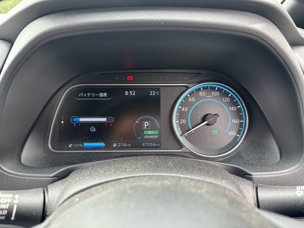 Dash of the Nissan Leaf indicating a high battery temperature, but not high enough to be in the red coloured range. 13 segments appear in the available acceleration meter.