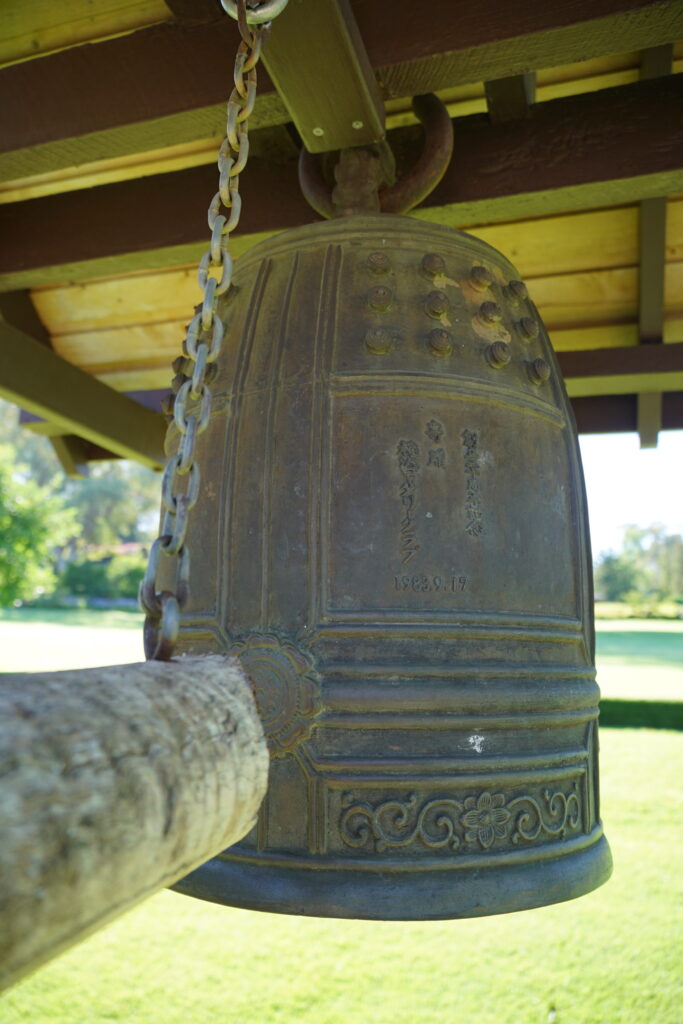 A bell with the inscription: "創立二十周年記念　寄贈　稲沢ロータリクラブ　1983.9.19"